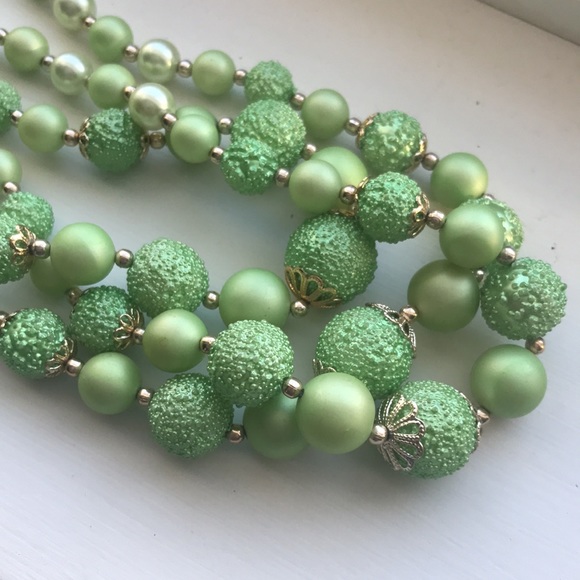 1950’s triple strand green beaded necklace / Jackie Kennedy Style - Picture 2 of 3